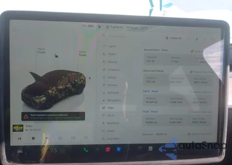 2025 Tesla Model Y Long Range Dual Motor All-Wheel Drive z USA, uszkodzony, nr VIN 7SAYGDEE0SA348668